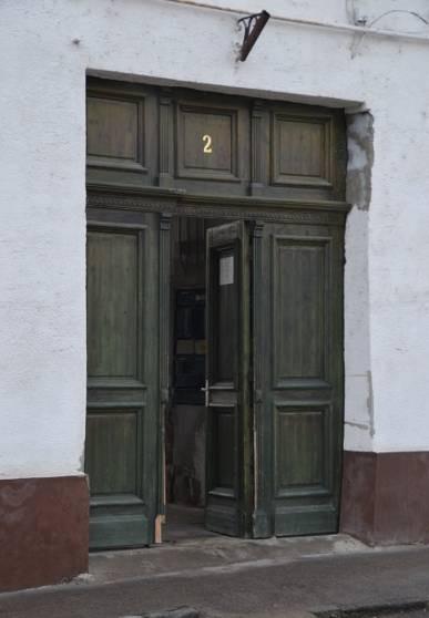 hrsz: 510 jellemzői: beépítés: U alaprajzú, hézagosan zártsorú tetőidom:kontyolt nyereg héjalás: cserép homlokzat: vakolt nyílászárók: eredeti a kapu és az attól balra lévő öt ablak lábazat: