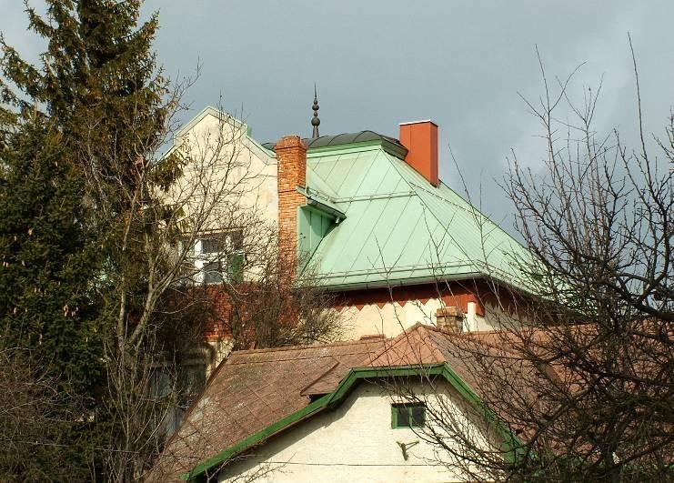 hrsz: 2253, 2255 jellemzői 2009 és jelen állapot szabadonálló villa, kontyolt nyeregtető, korcolt fémlemez fedés, déli oldalon zárterkély, a