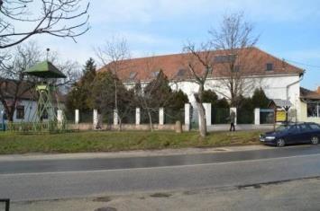 épületek