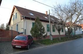 épületek