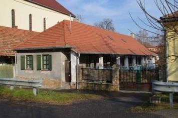 épületek