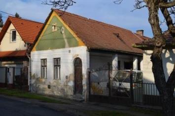 épületek