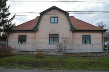 épületek