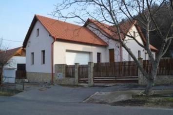 épületek