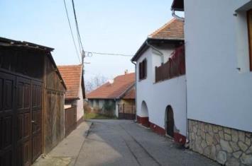 épületek