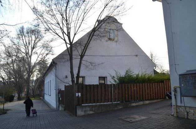 hrsz: 720 jellemzői: beépítés: saroktelken, utcavonalon tetőidom: nyeregtető héjalás: pala homlokzat: vakolt nyílászárók: táblázatos lábazat: vakolt kerítés: új léckerítés megőrzendő értékei:tömeg,