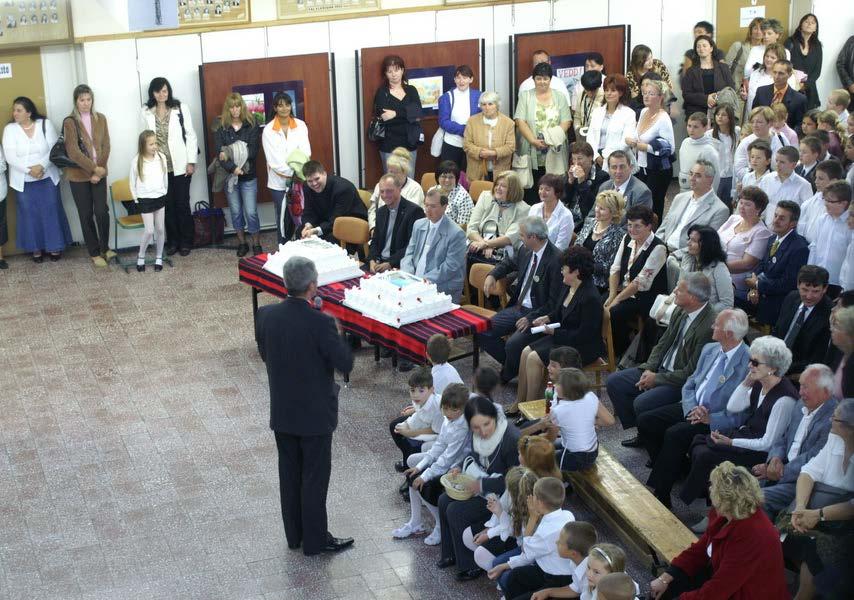 kitüntetésben részesül