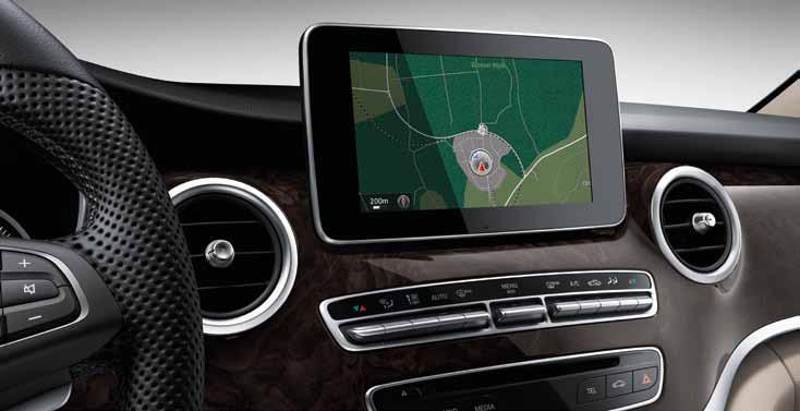 40 Infotainment-tehetség. A COMAND Online 1 multimédia-rendszer az infotainment, navigáció és kommunikáció terén a gépkocsiban aligha hagy kívánnivalót maga után.