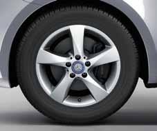 245/45 R18-as abroncsokkal (extra) RK4 48,3 cm-es (19") 7 duplaküllős AMG könnyűfém keréktárcsák,