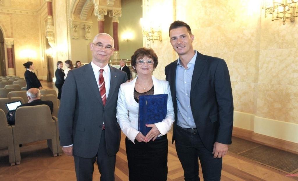 Magyar Diáksport Szövetség Diáksportért Emlékérmét Balogh Gábortól, az MDSZ elnökétől.