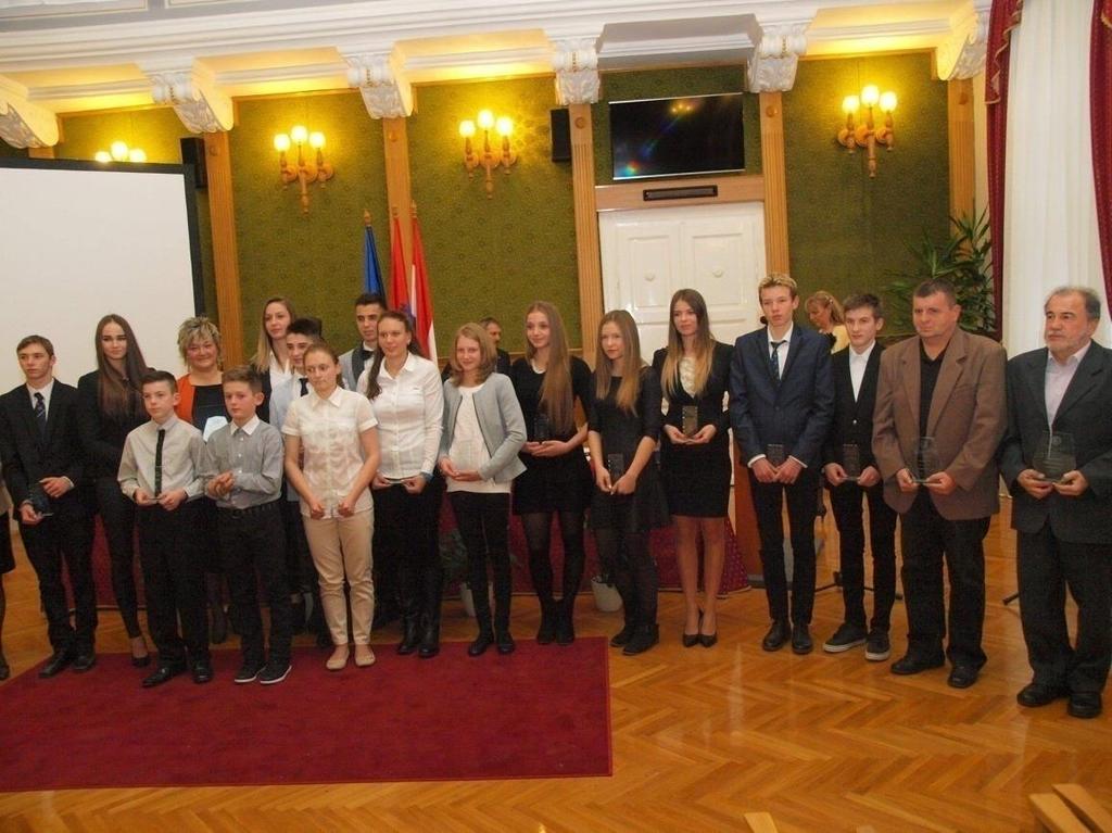 kihelyezett márványtáblára A BAZ megye jó tanulója, jó