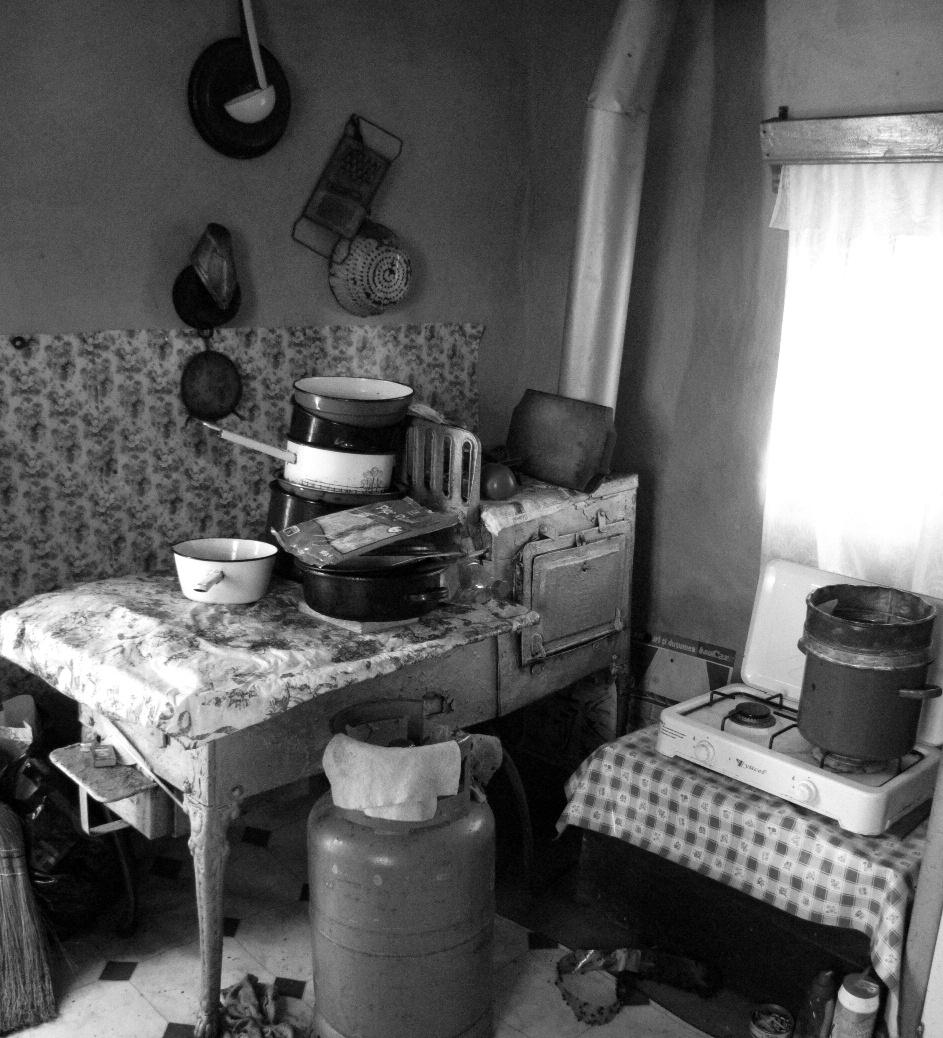 (VASS Erika felvétele, 2010) 184 deti lakószobából a tisztaszoba kialakítását, deszkapadló lerakását, ezzel is növelve annak reprezentatív jellegét, hiszen a nyári konyha átvette a pitvarnak azon