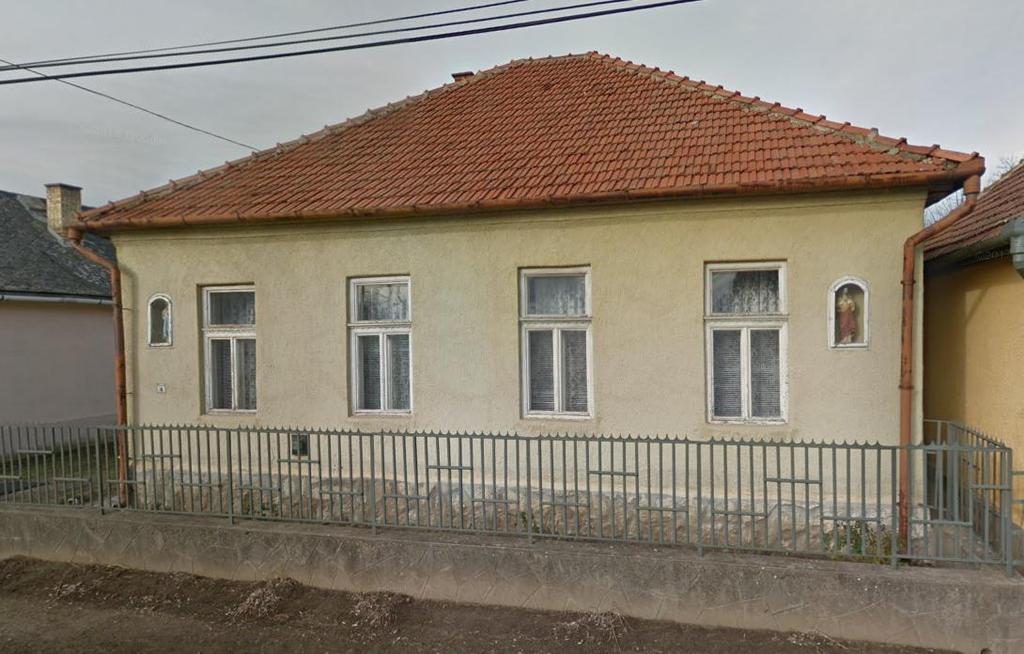 A F utca menti kereszt, a Hanyi út menti kereszt, a Macki keresztje, a Besenyei-kereszt,