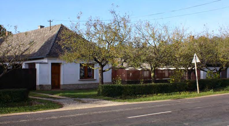 Utcával párhuzamos gerincű utcai szárnyat csak ott