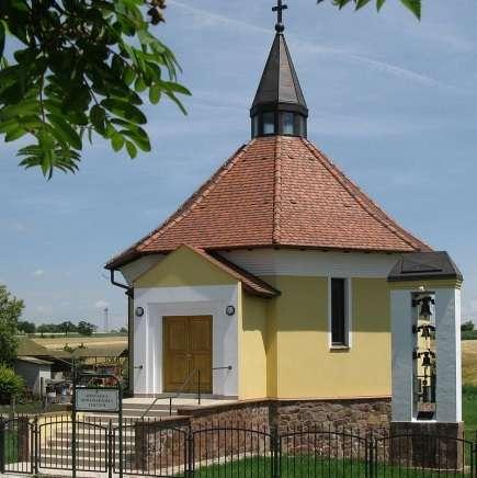 A harangláb amelyet Dusicza Ferenc és Beke Zsolt plébános áldott meg, 2011-ben három harangja közül
