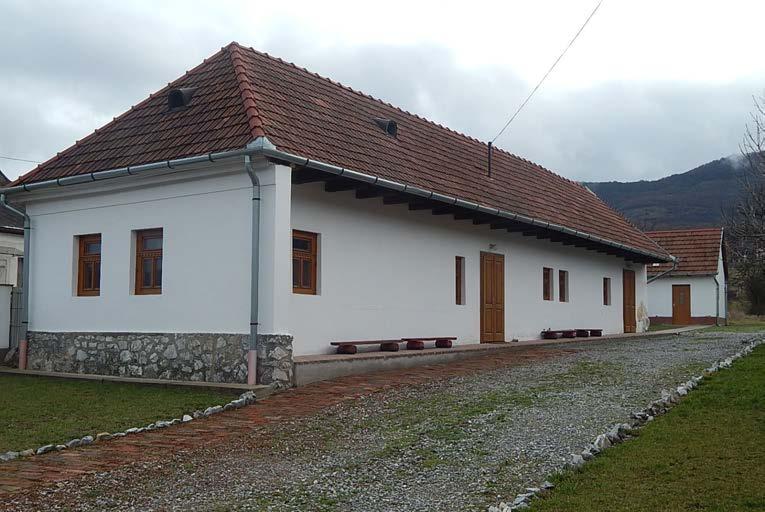 HARANGOZÓHÁZ A katolikus templommal szemben álló tájház épülete eredetileg egy parasztház volt, amit Harangozóház -nak használtak.
