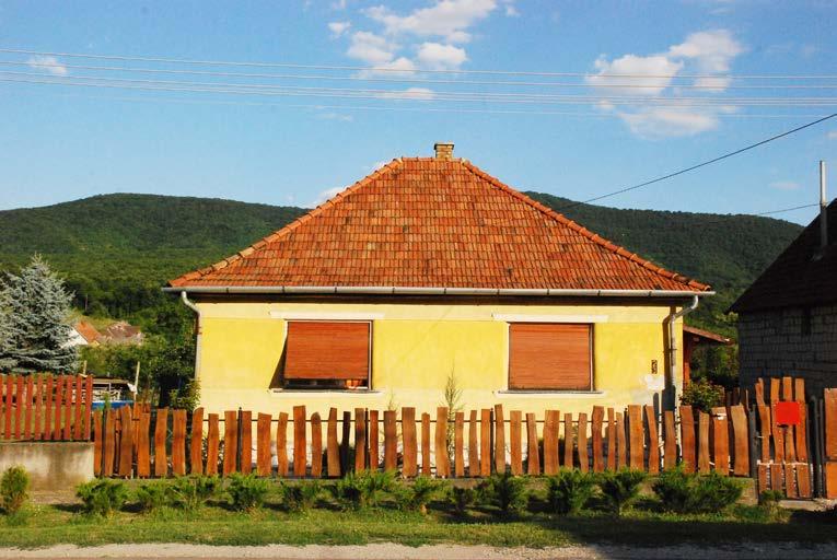A karakteren belül a lakóházak mindenhol vegyesen fordulnak elő: parasztház, kockaház és a modernebb, néha kétszintes családi házak váltják egymást.