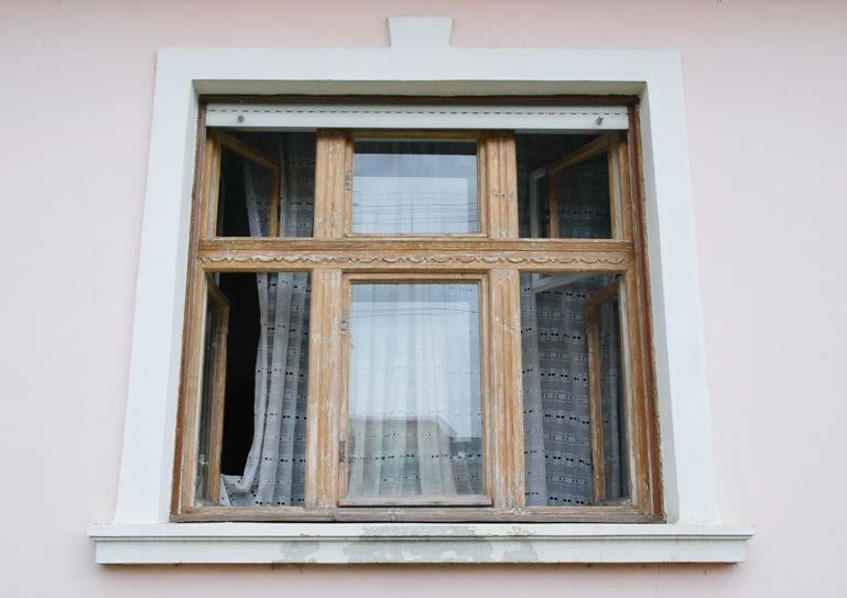Az utcai fronton általában 2 db négyzetes arányú, nagyméretű ablak található, 2-vagy 3-szárnyú kivitelben, sokszor vízszintes osztással is tagolva.