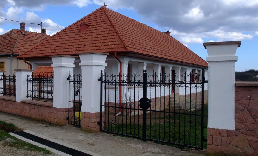 Javasolt a sötét, elsősorban pasztell barna és zöld, esetleg szürke színek alkalmazása, míg kerülendők az élénk, telített színek; a fehér és a fekete.