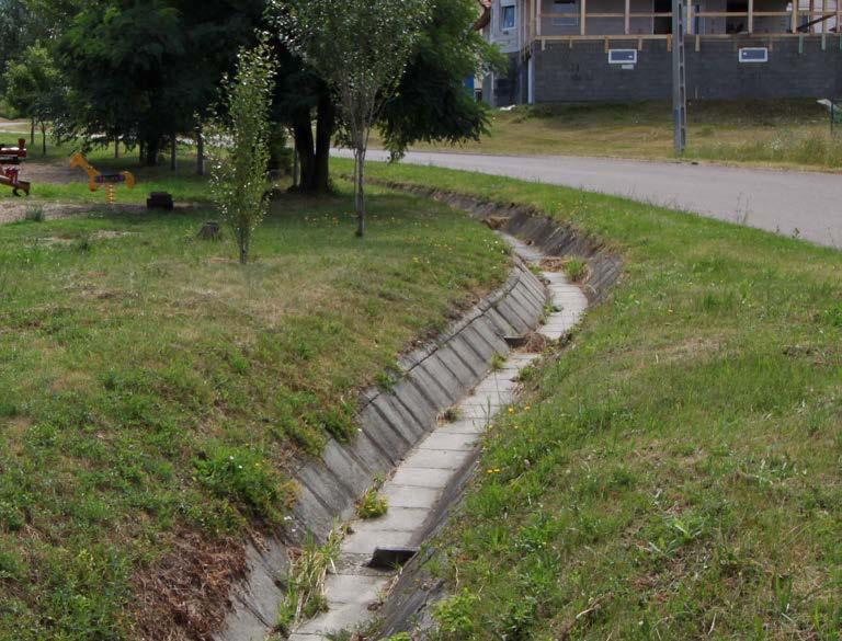 Semmiképp sem támogatandó az a megoldás, amikor a telken belül, vagy a házon képződő csapadékvizet műanyag csövön, vagy beton folyókán keresztül vezetik az utcára, legyen az felszínen vezetve, vagy