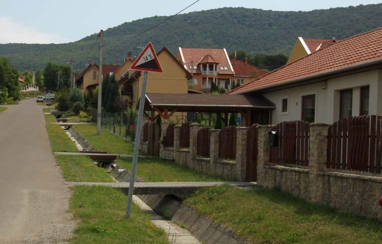 További negatívum az ilyen felületek esetében, hogy a burkoláshoz használható jellemzően beton alapanyagú kövek nagy választéka miatt tarka, tagolt utcakép alakul ki.
