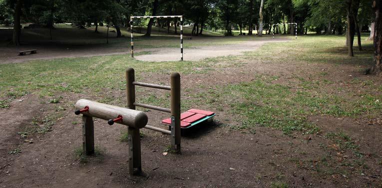 A tó partján kialakított rekreációs területek kedvelt célpontok a helyieknek és a