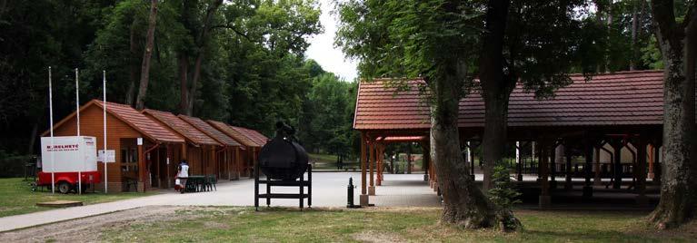 A környezetarchitektúra elemek arculata többnyire egységes, a fő alapanyag a fa.
