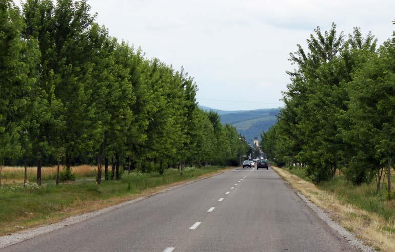 Eger felől érkezve akár gépjárművel, akár kerékpárral közelítjük meg Felsőtárkányt, kellemes a látvány.