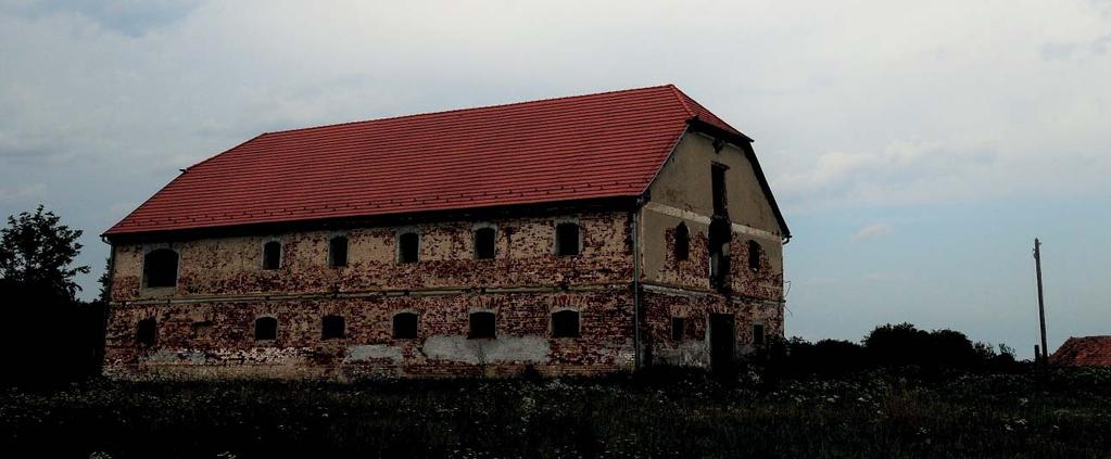 Magtárak Nagybajomban 2 helyi védelem alatt álló magtárépület is található.
