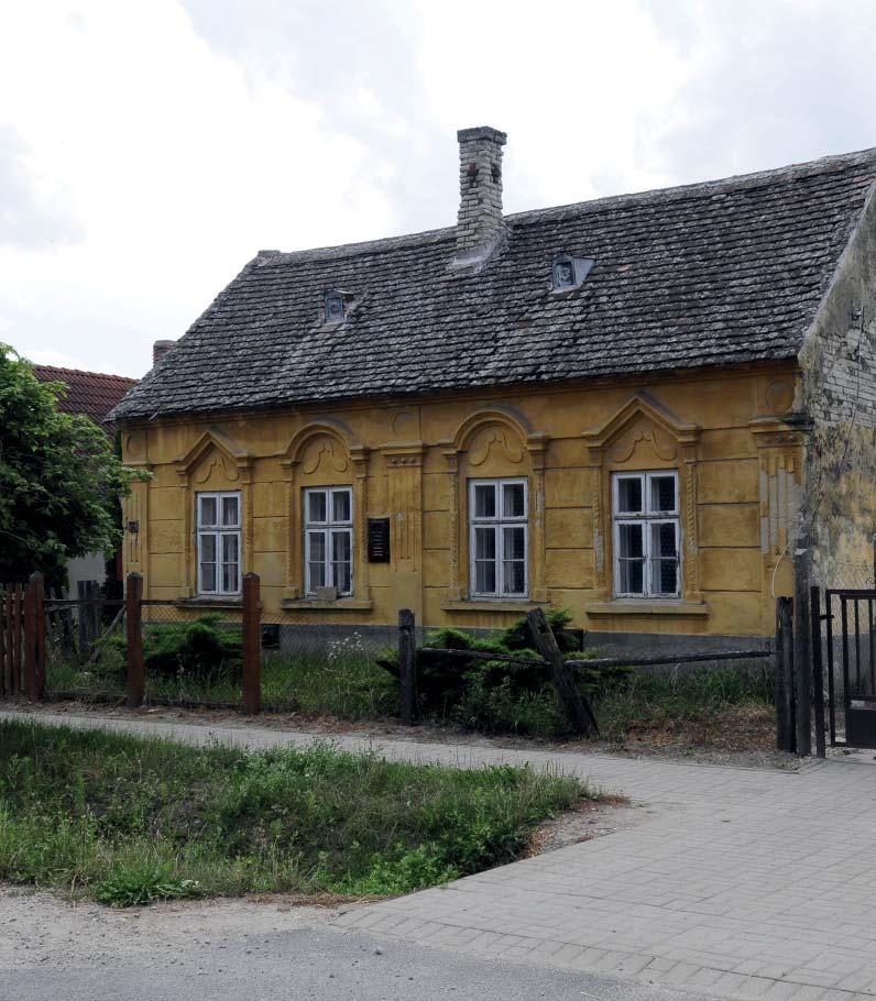 A homlokzatok alapvetően vakolatarchitektúrával készülnek, jellemzők lehetnek az ablakok körüli keretezések, illetve a kvázi tartószerkezeteket imitáló vakolatdíszítések.
