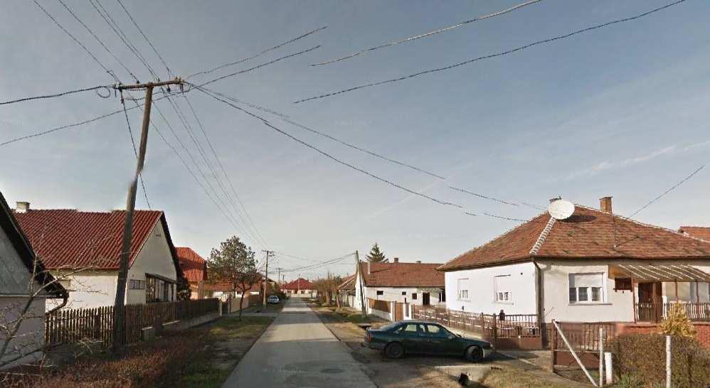Ahogy a képen is jól látható itt földszintes, magastetős, családiházas beépítés a jellemző.