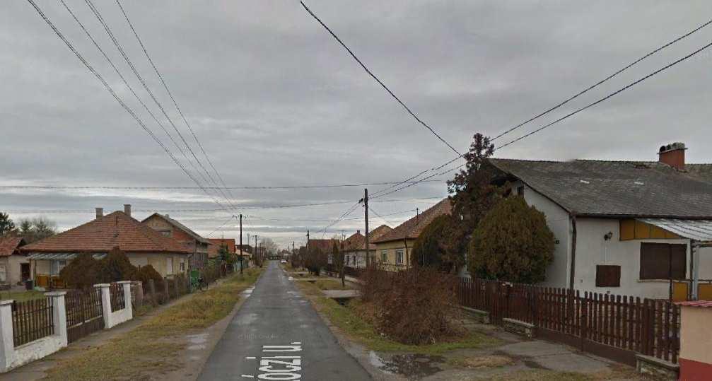A József Attila u. Monor egyik bevezető útja, mely indokolja a képen látható térarányt.