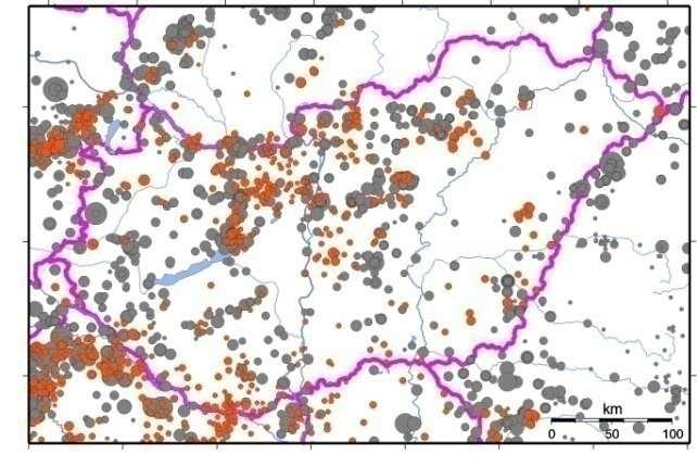 A földrengések területi eloszlása Magyarországon. A szürke körök a historikus rengéseket (456-1994), a piros körök az utóbbi évek rengéseit (1995-2009) mutatják.