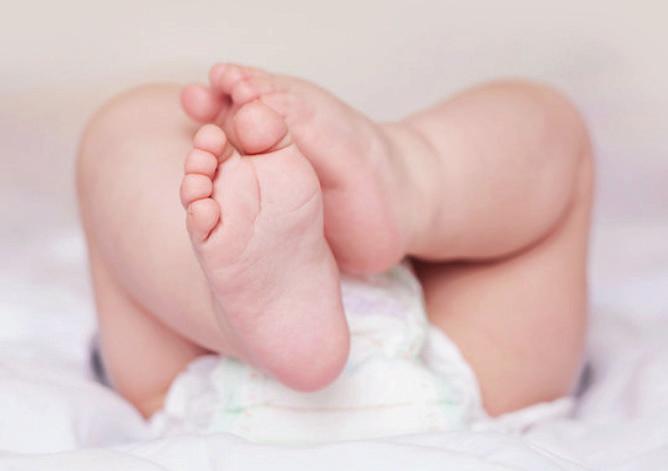 8. KÉP BABAPOPSI A következő képek készítésénél a baba már ébren lehet. Készen vagyunk a részletfotókkal, tehát már nincsen szükségünk arra, hogy teljesen mozdulatlanul feküdjön.