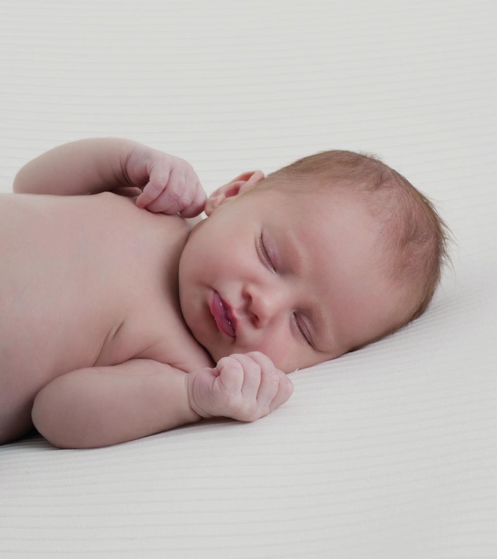 3. KÉP BABAPOFI - OLDALRÓL Ehhez a képhez sem kell megmozdítanunk a babát. Attól függően, hogy hol vannak a baba kezei, előfordulhat, hogy kicsit változtatnod kell a saját helyzeteden.