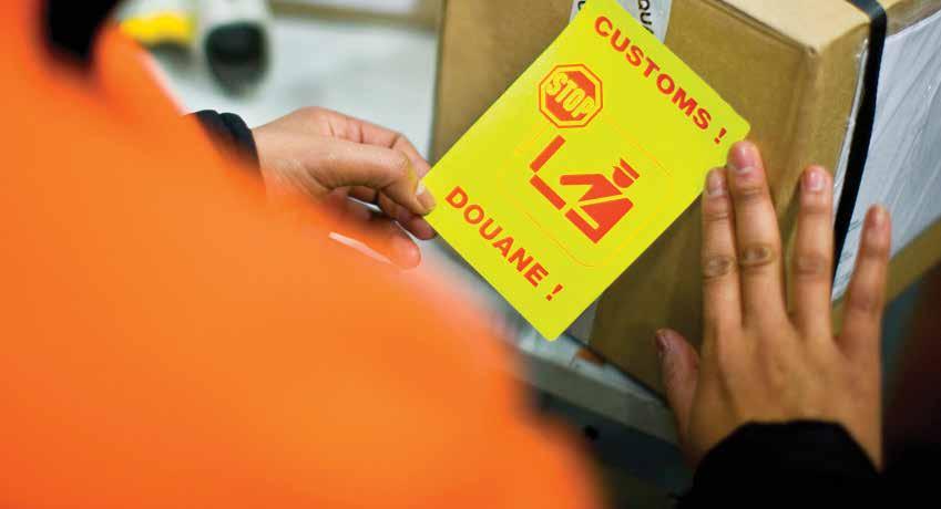 60 SZOLGÁLTATÁSI OPCIÓK VÁMKEZELÉSI SZAKÉRTELEM VÁMKEZELÉSI SZAKÉRTELEM GÖRDÜLÉKENY NEMZETKÖZI SZÁLLÍTÁS SZAKÉRTŐK SEGÍTSÉGÉVEL Összpontosítsa figyelmét saját üzletére azzal a biztonsággal, hogy az