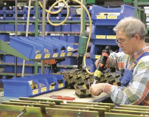 rendszerrõl vagy teljesen automatizált kisalkatrész-tároló raktárról