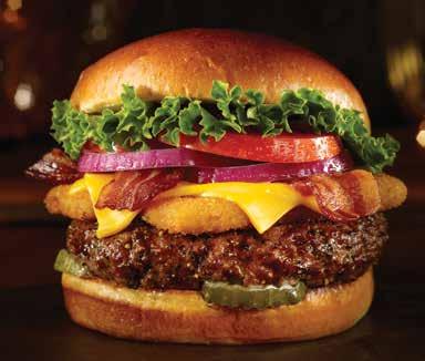 Tökéletesen fűszerezett hamburgerhús, lassú tűzön, BBQ szószban kisütött omlós marhahússal, Cheddar sajttal, krémes tormás szósszal, tetején megkoronázva ropogós baconnel és lyoni hagymával.