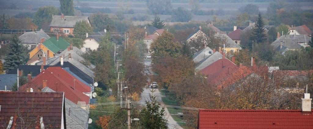 A házak többsége hagyományos, téglaszínű cseréptetővel rendelkezik, valamint gyakori a szürke palatető is.