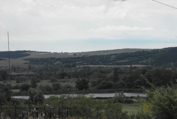 helyezkedik el. A tavakban ponty, amur, csuka, harcsa és kárász fogható.