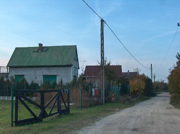 A területet rekreációs céllal épített, egymástól távolabb elhelyezkedő egy- és