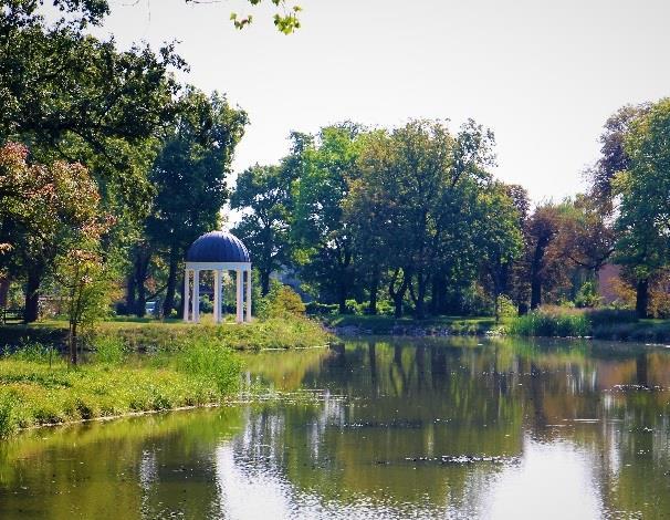 Karakterjegyeit a Károlyi kastély klasszicista és eklektikus stílusú épületei és a Kastélypark 40 hektáros történeti kertje határozza meg.