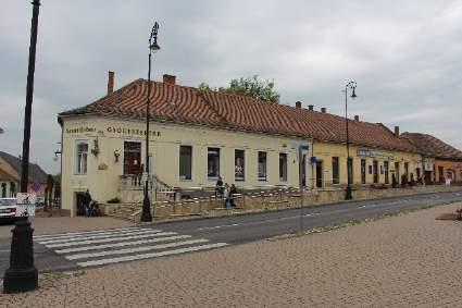 vezetői a 70 80 as években elsősorban új belvárosi lakótelepek építésével kívánták megoldani.