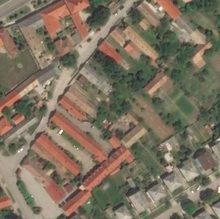 hosszanti telekhatár mellett álló, téglalap alaprajzú, földszintes, csonkakontyolt nyeregtetős épület.