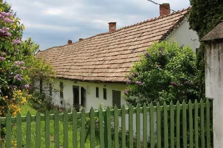 nyeregtetős, kétablakos lakóház melléképülettel.