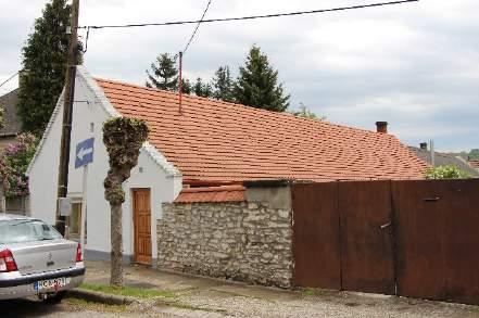 lakóház. Utcai homlokzata átalakított, egyablakos. Gyalogkapuja az udvari homlokzat előtt húzódó tornácra nyílik.