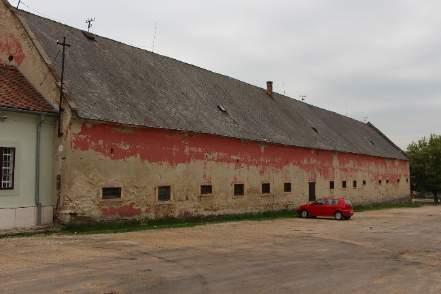 Láncos kastély) együtteséhez tartozó, 1800 körül épült, boltozatos belső terekkel rendelkező istállóépület megőrzése.