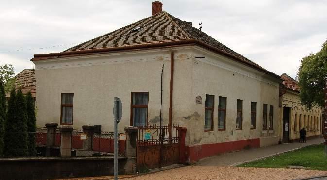 hézagosan zártsorú beépítésű, L alaprajzú, földszintes, kontyolt nyeregtetős lakóház.