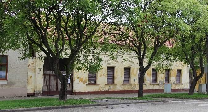 alaprajzú, földszintes, nyeregtetős lakóház, melyhez a telek mélyén nagyméretű, kettős épülettömb kapcsolódik.