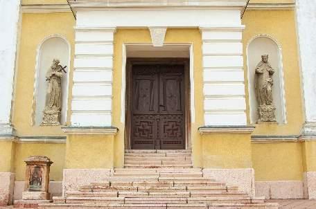 Bejárata a lépcsős saroktámpillérekkel erősített torony Ny i oldalán nyílik, fölmagasodó főhajójához alacsony mellékhajók tapadnak.